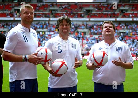 Le comédien James Corden avec le comédien John Bishop et l'ancien Andrew Flintock, joueur de cricket de l'Angleterre (de droite à gauche) Banque D'Images