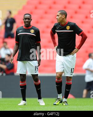 Football - FA Community Shield - Manchester City / Manchester United - Wembley Stadium.Danny Welbeck de Manchester United (à gauche) et Chris Smalling pendant l'échauffement Banque D'Images