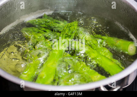 L'asperge verte est la cuisson, faire bouillir, mijoter, dans une casserole, Banque D'Images