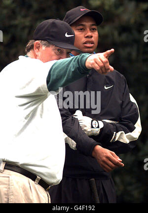 Le golfeur américain Tiger Woods écoute Mike 'Feffn' Covan, en pointant la file du tee pendant le pro-Am à Wentworth aujourd'hui (mercredi). Photo de Rebecca Naden/PA*EDI* Banque D'Images