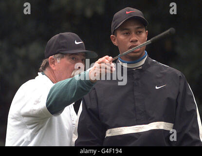 Le golfeur américain Tiger Woods écoute Mike 'Feffn' Covan, en pointant la file du tee pendant le pro-Am à Wentworth aujourd'hui (mercredi). Photo de Rebecca Naden/PA*EDI* Banque D'Images