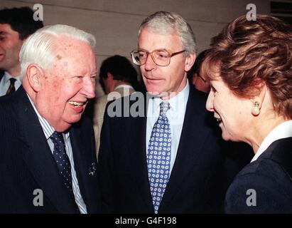 Sir Edward Heath, ancien premier ministre conservateur (à gauche de 1970 à 74), John Major (1990 à 97) et Mme Norma Major lors d'une réception de célébration pour la publication de la dernière autobiographie de Sir Edward « le cours de ma vie » à Londres ce soir (mercredi). Photo de Tony Harris/PA. Banque D'Images