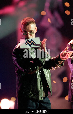 PA NEWS PHOTO 14/10/98 LE CHANTEUR BRIAN HARVEY DU GROUPE POP 'EAST 17' SE PRÉPARE À PRÉSENTER UN PRIX LORS DE LA CÉRÉMONIE DE REMISE DES PRIX MOBO (MUSIQUE D'ORIGINE NOIRE) AU ROYAL ALBERT HALL DE LONDRES. Banque D'Images