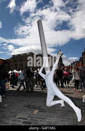 Un membre du spectacle comique Siro-A Technodelic du Japon se produit dans le cadre du Edinburgh Fringe Festival sur le Royal Mile d'Édimbourg, en avant de leur spectacle au lieu 50. Banque D'Images