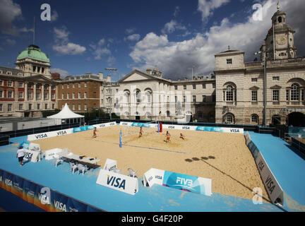 Une vue générale de la Cour 2 lors d'une séance d'entraînement pour l'épreuve d'essai de Londres 2012 la journée internationale de l'avant-première de la FIVB Beach Volleyball, au Horse Guards Parade, dans le centre de Londres. Banque D'Images