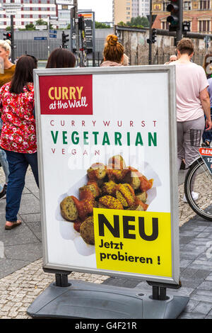 Offre d'un végétarien et végétalien, saucisse Currywurst Berlin, snack-Currywurstbude, tat Zimmerstrasse, Banque D'Images