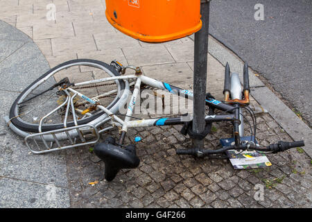 Location, en partie par des voleurs de bicyclettes, la roue avant est manquant, fermé à l'image à un poteau, Banque D'Images