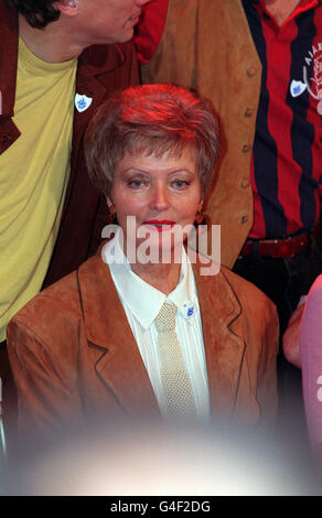 PA NES PHOTO 16/10/98 L'ANCIEN PRÉSENTATEUR PETER BLEU LEILA WILLIAMS À LONDRES À CELBRATE LE 40E ANNIVERSAIRE DU PROGRAMME POUR ENFANTS DE LA BBC. Banque D'Images