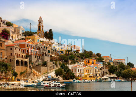 Maisons néo-classique dans le port pittoresque de l'île de Symi dans la mer Égée. Banque D'Images