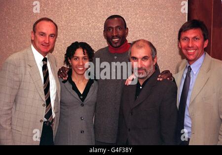 Alan Pascoe, président de Fast Track (à l'extrême gauche), avec l'athlète Kelly Holmes, l'ancien athlète Linford Christie (au centre), Alan Yentob, directeur de la BBC et David Moorcroft, directeur général d'Athletics UK (à l'extrême droite)Lors d'une conférence de presse à Londres cet après-midi (lundi) où la BBC a annoncé qu'elle avait gagné les droits de l'athlétisme britannique jusqu'en 2004.Photo de Matthew Fearn/PA.Voir PA Story ATHLETICS TV Banque D'Images