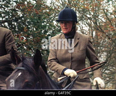 Camilla Parker Bowles chassant avec le duc de Beaufort Hounds près de Tetbury, Gloucestershire aujourd'hui (lundi), sa première apparition publique depuis les rapports d'hier sur le nouveau livre de l'auteur Penny Junor 'Charles: Victime ou méchant?' . Photo Barry Batchelor/PA. Banque D'Images