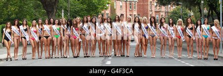 Les participants à l'événement de beauté Miss Ireland de demain soir devant l'hôtel D4 Berkely à Dublin aujourd'hui pendant un photocall. Banque D'Images