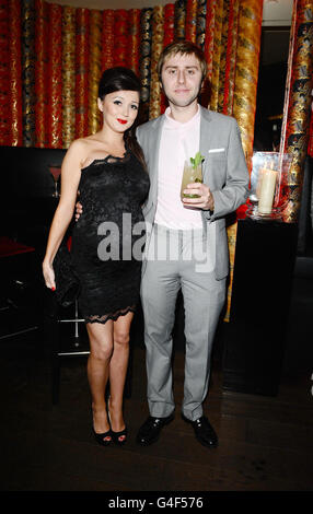 James Buckley et sa petite amie clair Meek lors de l'après-fête pour la première mondiale du film Inbetweeners, à Aqua à Londres. Banque D'Images