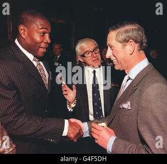 Le Prince de Galles de Grande-Bretagne s'entretient avec le boxeur Frank Bruno (à gauche) et l'animateur Sir Jimmy Savile lors d'une réception au Palais de Buckingham à Londres le vendredi 13 novembre 1998, la réception, organisée par la reine Elizabeth, a rassemblé quelque 500 personnes à la veille du 50e anniversaire du prince. Photo PA: John Stillwell. WPA solo rota. Banque D'Images