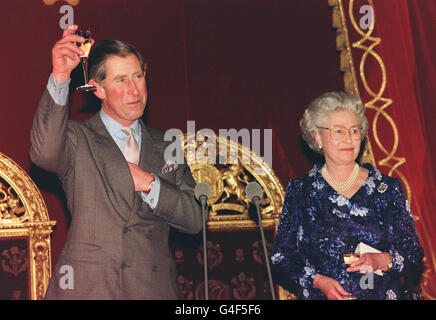 Le prince de Galles de Grande-Bretagne lève son verre en réponse à un toast de sa mère, la reine Elizabeth II, au Palais de Buckingham lors d'une réception en son honneur à la veille de son 50e anniversaire. Banque D'Images