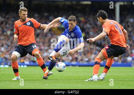 Ross Barkley d'Everton en action avec Alejandro des Queens Park Rangers Feurlin (à droite) et Akos Buzsaky (à gauche) Banque D'Images