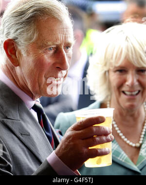 Le Prince de Galles et la duchesse de Cornwall participent à une journée de course caritative à l'hippodrome de Perth en Écosse. Banque D'Images