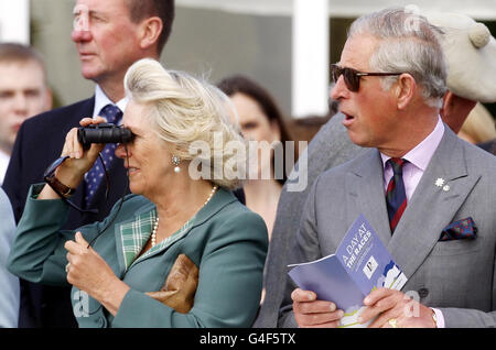 Le Prince de Galles et la duchesse de Cornwall participent à une journée de course caritative à l'hippodrome de Perth en Écosse. Banque D'Images