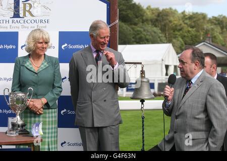 Le Prince de Galles et la duchesse de Cornouailles avec le Premier ministre écossais Alex Salmond (à droite) lors d'une journée de course caritative à l'hippodrome de Perth en Écosse. Banque D'Images