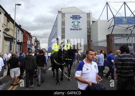 Soccer - Barclays Premier League - Everton / Queens Park Rangers - Goodison Park.Vue générale des fans qui se rendent sur le terrain avant le match Banque D'Images