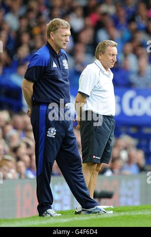 Soccer - Barclays Premier League - Everton / Queens Park Rangers - Goodison Park.Neil Warnock, directeur des Rangers du parc Queens, et David Moyes, directeur d'Everton (à gauche) sur la ligne de contact Banque D'Images