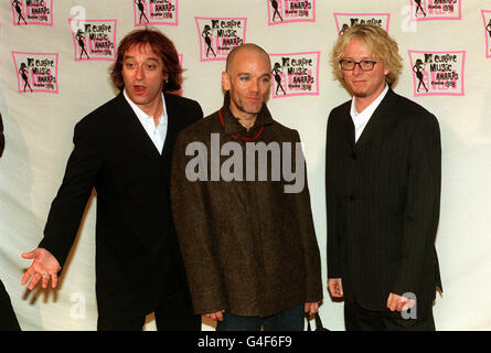 (G-D) Peter Buck, Michael Stipe et Mike Mills du groupe rock REM lors de la cérémonie des MTV Awards au Filaforum près de Milan. 28/04/01: Le groupe rock REM rencontrait 36 artistes de Grande-Bretagne et d'Afrique du Sud lors d'une séance photo. * ...before concert de la Journée de la liberté en Afrique du Sud à Trafalgar Square, Londres. Dix-huit musiciens du Prince's Trust et 18 jeunes d'Afrique du Sud se sont joints aux stars de la musique avant le concert du 29/04/01, auquel assistera Nelson Mandela. Banque D'Images