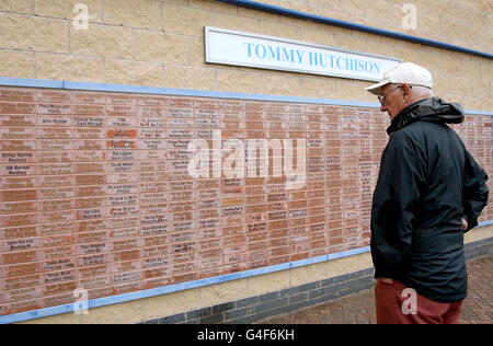 Football - championnat de football npower - Coventry City v Watford - Ricoh Arena.Un fan de football regarde les briques personnalisées sous l'enseigne de Tommy Hutchison sur le 'Blues Wall of Fame' Banque D'Images