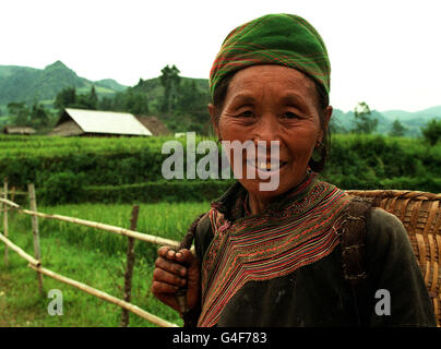 VIETNAM STOCK pics/chat Ba femme.Un résident local de la ville verdoyante de Cat Ba, au nord du Vietnam, située près de la frontière avec la Chine. Banque D'Images