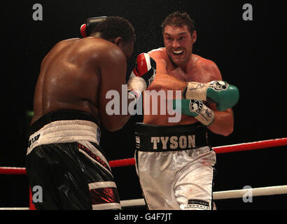 Boxe - British Heavyweight Title - Dereck Chisora v Tyson Fury - Wembley Arena.Tyson Fury (à droite) en action contre Dereck Chisora lors du combat britannique Heavyweight Title à Wembley Arena, Londres. Banque D'Images