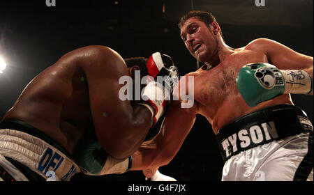 Tyson Fury (à droite) en action contre Dereck Chisora lors du combat britannique Heavyweight Title à Wembley Arena, Londres. Banque D'Images