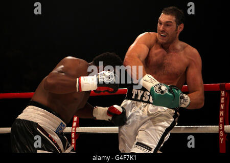 Tyson Fury (à droite) en action contre Dereck Chisora lors du combat britannique Heavyweight Title à Wembley Arena, Londres. Banque D'Images