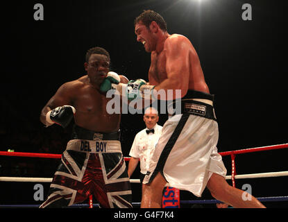 Boxe - British Heavyweight Title - Dereck Chisora v Tyson Fury - Wembley Arena.Tyson Fury (à droite) en action contre Dereck Chisora lors du combat britannique Heavyweight Title à Wembley Arena, Londres. Banque D'Images