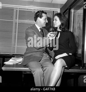 PATRICK MACNEE ET DAME DIANA RIGG, QUI ONT JOUÉ JOHN STEED ET EMMA PEEL DANS LA SÉRIE TÉLÉVISÉE ABC « THE AVENGERS », PHOTOGRAPHIÉE ICI À LONDRES POUR CÉLÉBRER LA NOUVELLE QUE LA SÉRIE AVAIT ÉTÉ VENDUE À LA SOCIÉTÉ DE RADIODIFFUSION AMÉRICAINE POUR UNE VALEUR TOTALE DE PLUS D'UN MILLION DE DOLLARS Banque D'Images