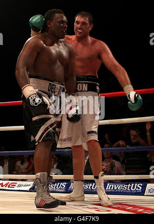 Boxe - British Heavyweight Title - Dereck Chisora v Tyson Fury - Wembley Arena.Tyson Fury (à droite) et Dereck Chisora après leur combat britannique Heavyweight Title à Wembley Arena, Londres. Banque D'Images