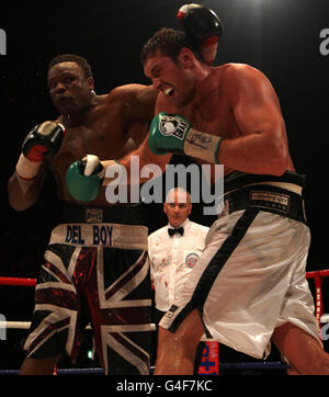 Tyson Fury (à droite) en action contre Dereck Chisora lors du combat britannique Heavyweight Title à Wembley Arena, Londres. Banque D'Images