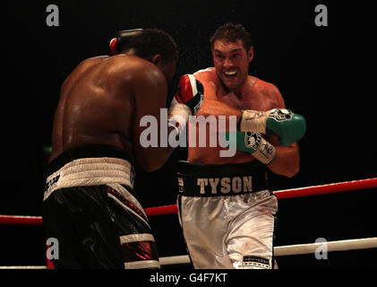 Tyson Fury (à droite) en action contre Dereck Chisora lors du combat britannique Heavyweight Title à Wembley Arena, Londres. Banque D'Images