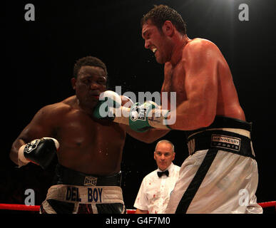 Tyson Fury (à droite) en action contre Dereck Chisora lors du combat britannique Heavyweight Title à Wembley Arena, Londres. Banque D'Images