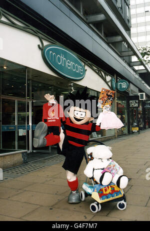 Beano star Dennis la menace à l'extérieur de la succursale d'Oxford Street de Mothercare à Londres aujourd'hui (mercredi) après avoir fait des achats pour son nouveau-frère attendu. Photo PA. Banque D'Images