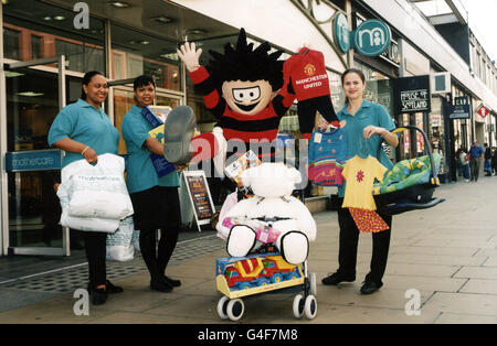 Beano star Dennis la menace à l'extérieur de la succursale d'Oxford Street de Mothercare à Londres aujourd'hui (mercredi) après avoir fait des achats pour son nouveau-frère attendu. Photo PA. Banque D'Images