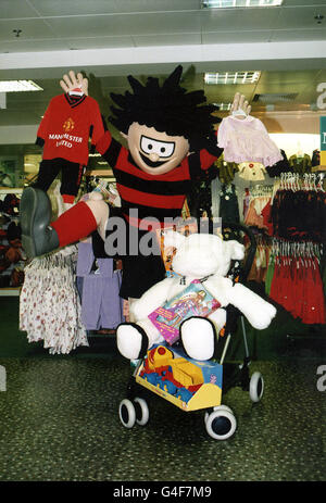 Beano star Dennis la menace à l'extérieur de la succursale d'Oxford Street de Mothercare à Londres aujourd'hui (mercredi) après avoir fait des achats pour son nouveau-frère attendu. Photo PA. Banque D'Images