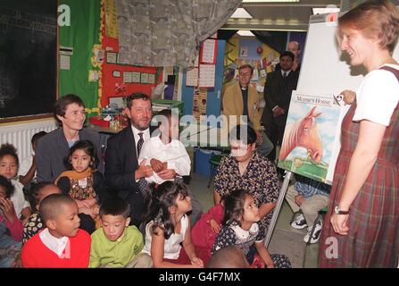 Le secrétaire à l'éducation, David Blunkett, et la ministre des normes scolaires, Estelle Morris, sont présents dans un cours de deuxième année, enseigné par Katie Parks (à droite), lors d'une visite d'aujourd'hui (mercredi) à l'école primaire Colegrave, à Newham, dans l'est de Londres. Voir PA Story EDUCATION Blunkett. Photo de Michael Stephens/PA Banque D'Images