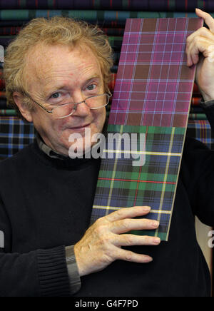 Photo précédemment non publiée en date du 22/07/11 de l'expert en tartan Blair Urquhart, directeur de House of Tartan, la société responsable du tartan de conception Phillips, tenant les tartans Phillips (haut) et Tindall (bas), dans son studio à Comrie. Banque D'Images