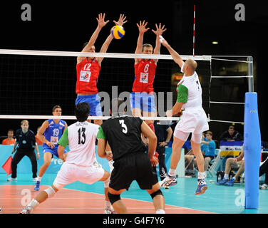 Milan Rasic (12) et Milos Terzic tentent de bloquer un tir de Gerardo Contreras (7), au Mexique, lors de l'événement international de Londres sur invitation à Earls court Londres. Banque D'Images
