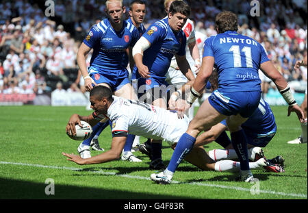 Rugby League - 2011 Carnegie Challenge Cup - quart de finale - St Helens v Hull - Stobart Stadium.St Helens Leon Pryce va au-delà de la coupe de Hull KR lors du match final Carnegie Cup Quarter au Stobart Stadium, Widnes. Banque D'Images