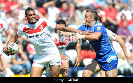 Rugby League - 2011 Carnegie Challenge Cup - quart de finale - St Helens v Hull - Stobart Stadium.Josh Hodgson (à droite) de Hull KR, s'attaque à St Helens Leon Pryce lors du match final de la coupe Carnegie au Stobart Stadium, Widnes. Banque D'Images