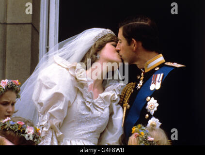 Le prince et la princesse de Galles nouvellement mariés (anciennement Lady Diana Spencer) s'embrassent sur le balcon du palais de Buckingham après leur cérémonie de mariage à la cathédrale Saint-Paul. Banque D'Images