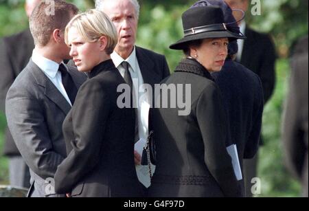 La princesse royale (à droite) et sa fille Zara Phillips, aux funérailles du grand-père de Zara, le major Peter Phillips, à l'église Saint-Pierre et Saint-Paul, dans le village de Great Somerford, Wiltshire, aujourd'hui (vendredi).Photo de Tim Ockenden.Voir PA Story FUNÈBRES Phillips. Banque D'Images