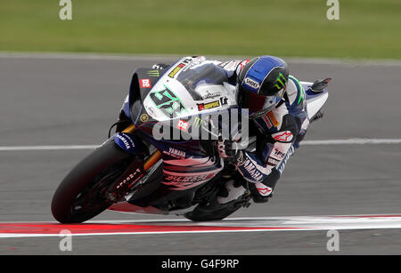 Eugene Laverty en Irlande sur la Yamaha YZF R1 pendant la journée d'entraînement du Championnat du monde de Superbike FIM à Silverstone, Northampton. Banque D'Images