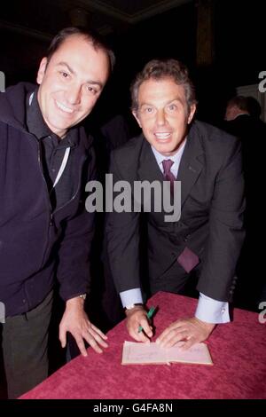 Le Premier ministre Tony Blair, à Blackpool pour la conférence du Parti travailliste, place son nom aux côtés du premier ministre de l'après-guerre, Clement Attlee, dans un livre autographe signé à l'origine par le Cabinet de 1945. Adrian Pulman (à gauche), président du Parti travailliste de circonscription d'Islington Nord, espère obtenir les noms de leurs homologues modernes avant de mettre aux enchères le livre rouge battu pour lever des fonds du parti. Voir l'histoire de l'AP LABOR Blair Book. edi/PHOTO OWEN HUMPHREYS/PA Banque D'Images