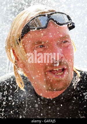 Sir Richard Branson participe au Triathlon vierge Active London à Londres. Banque D'Images